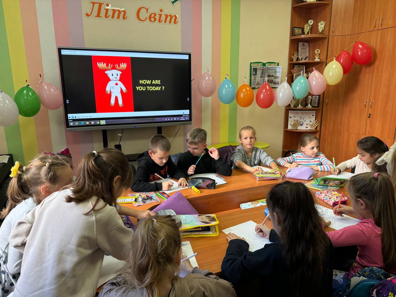 Діти на уроці англійської