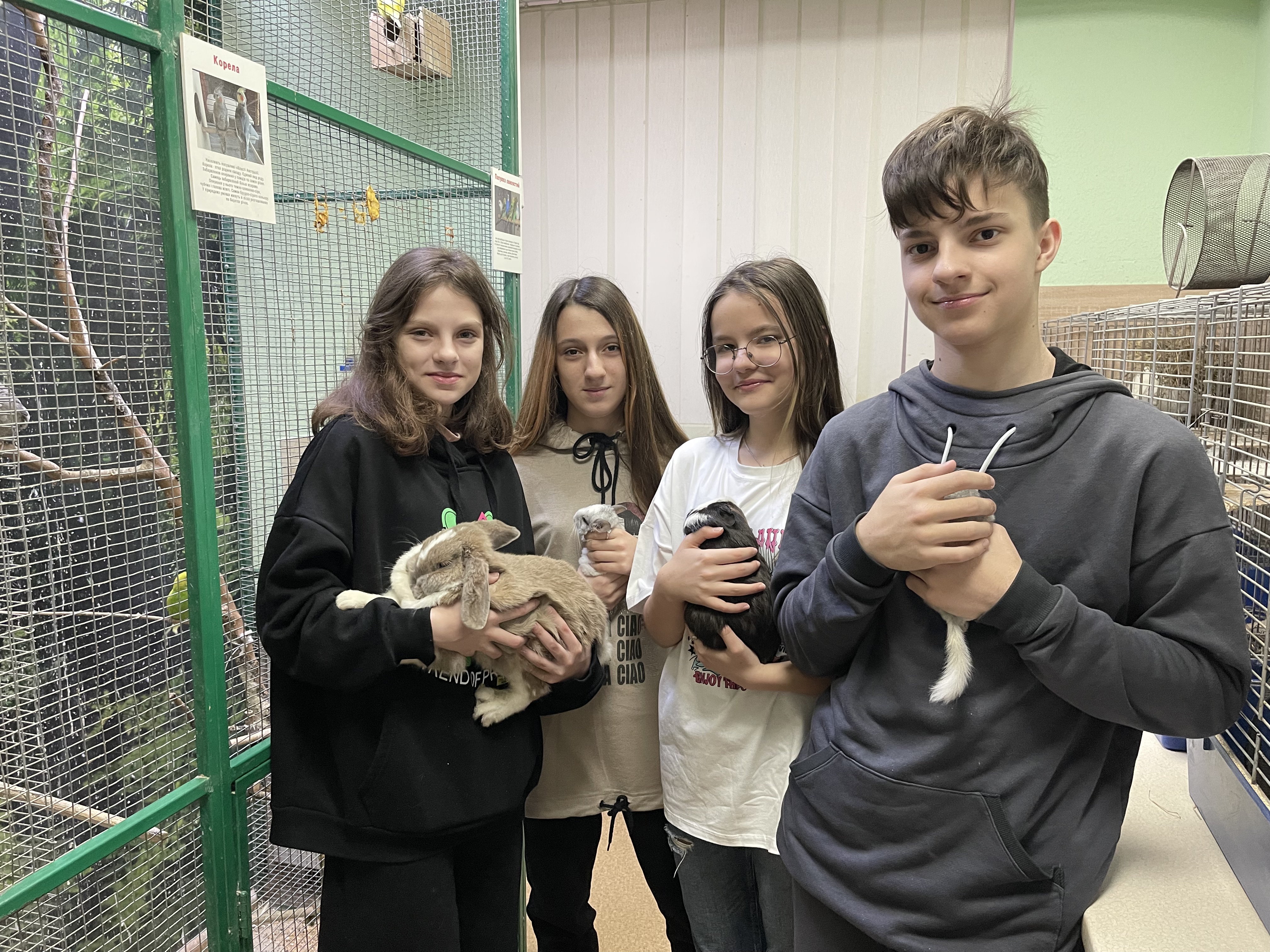 Діти біля акваріуму