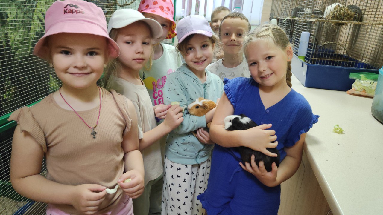 Діти з папугами