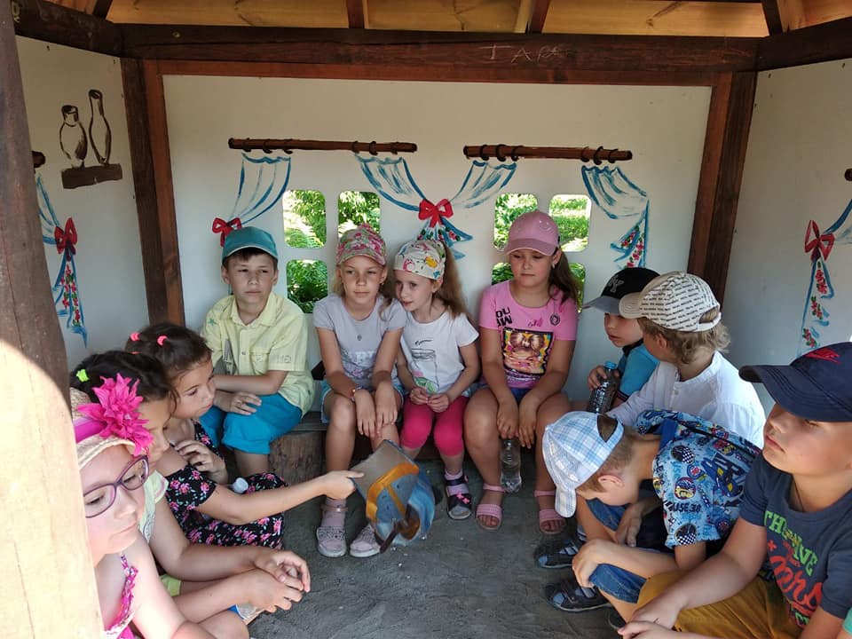 Діти в літньому таборі